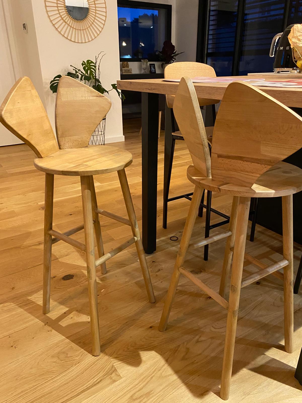 Deux chaises d'ébéniste en bois.