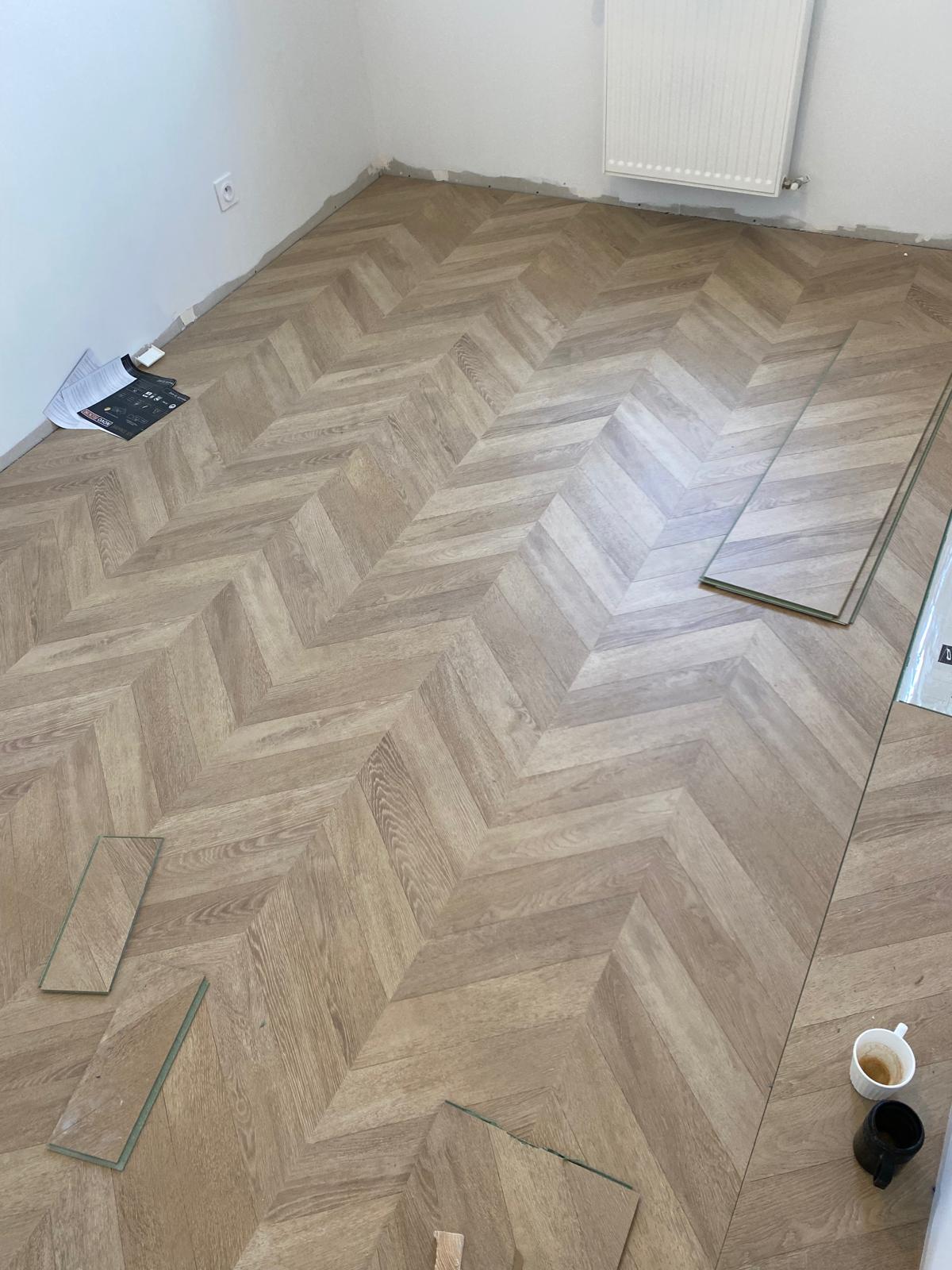 Parquet à motif posé au sol.