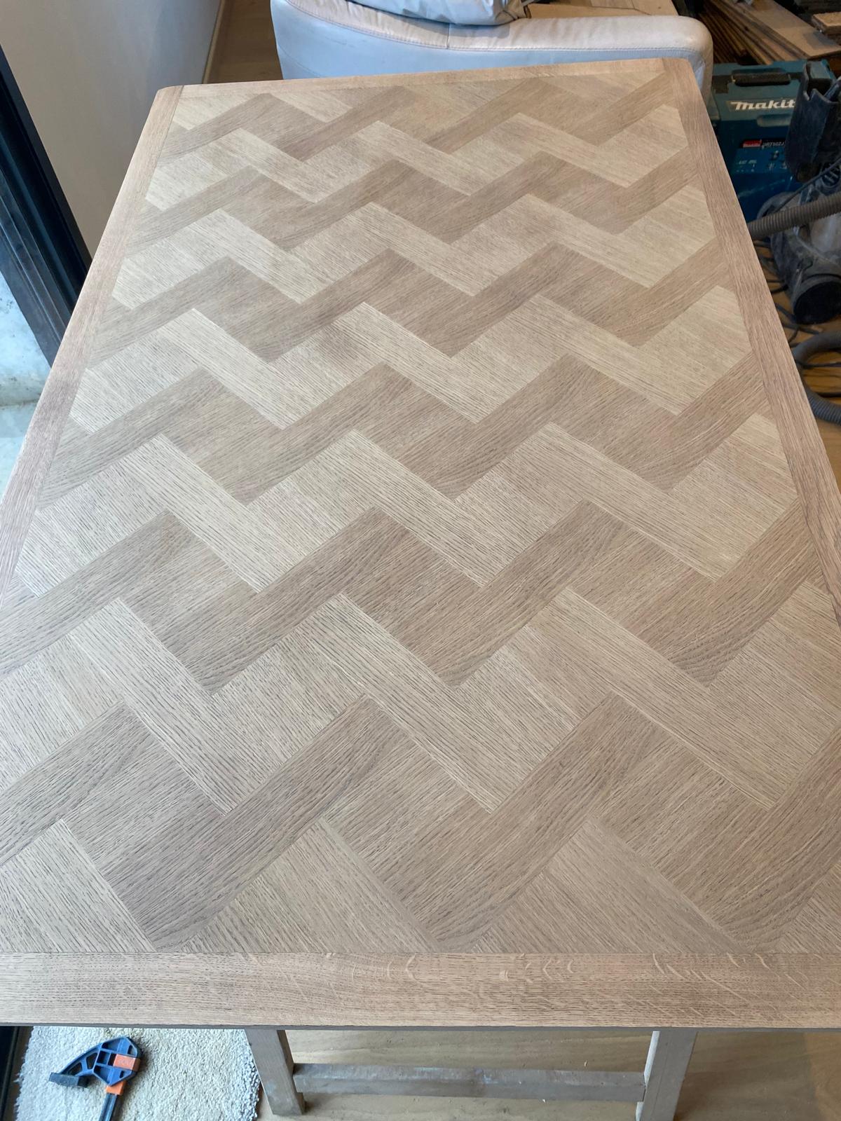 Table en bois avec motifs.