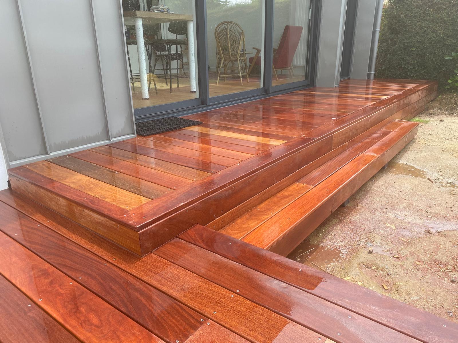 Terrasse extérieure en bois neuve, aux couleurs vives.