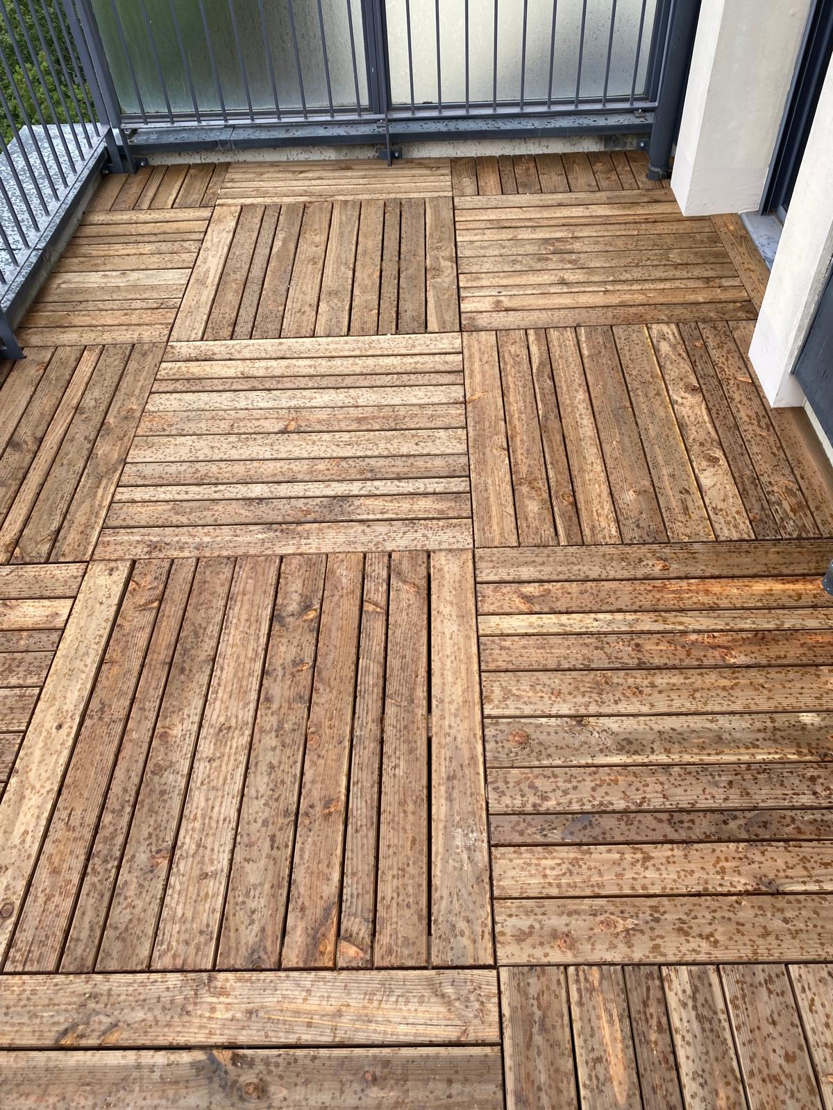 Terrasse en dalles de bois avec motifs.