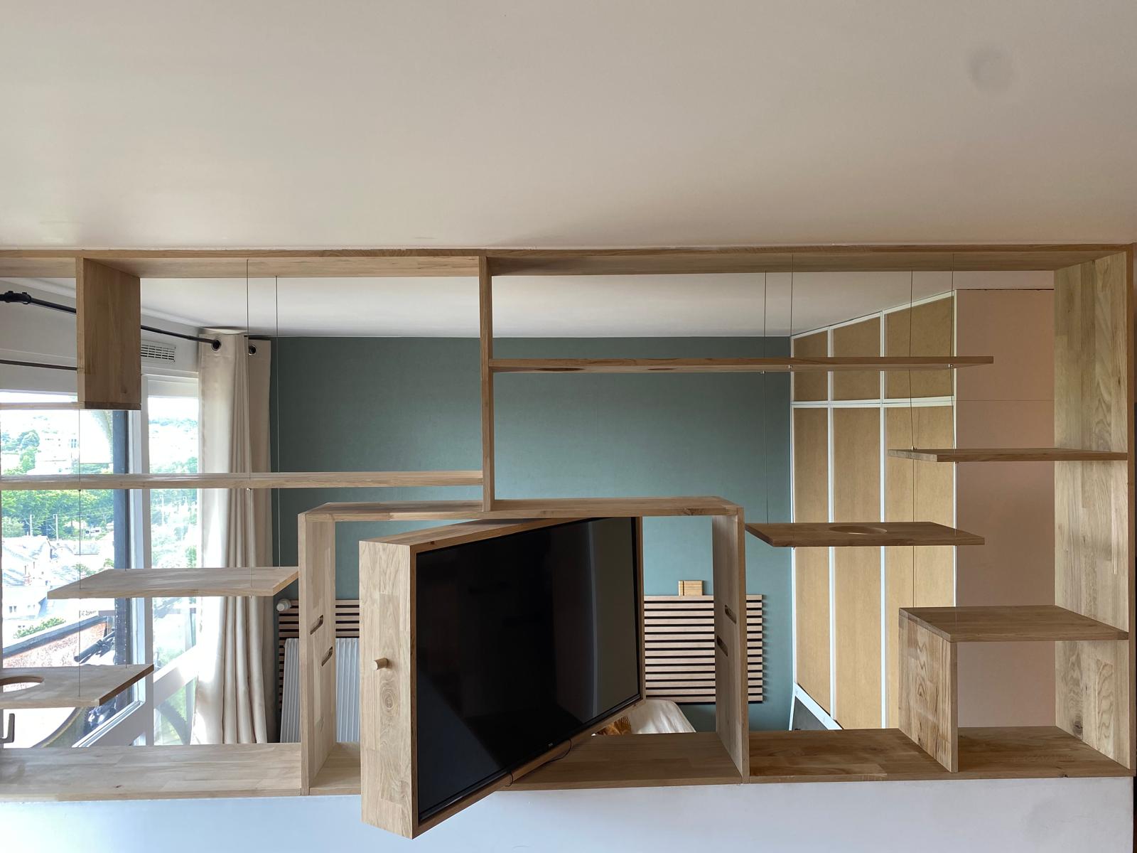 Meuble en bois ajouré avec télévision intégrée.