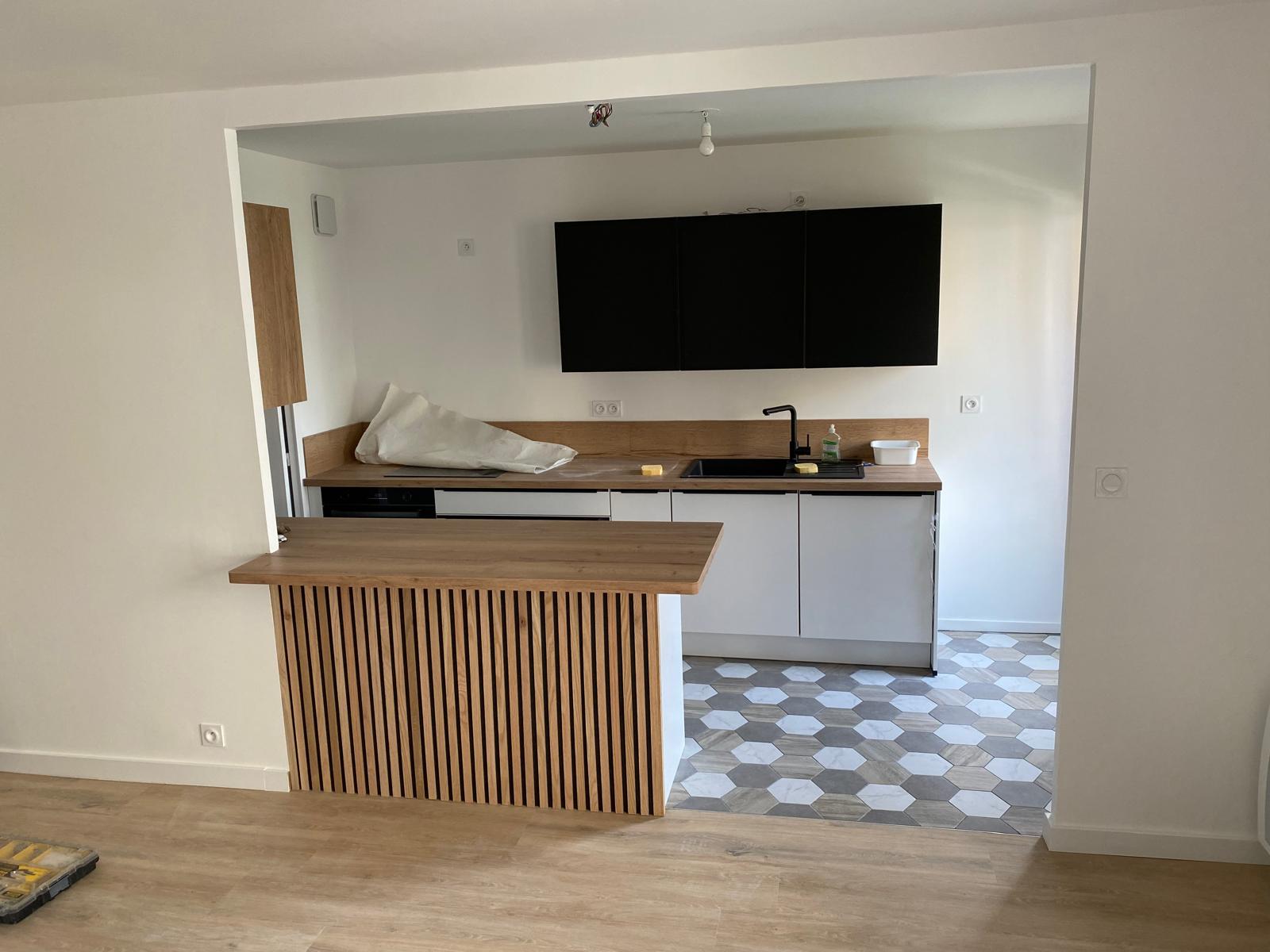 Comptoir de cuisine en bois avec claustra vertical.