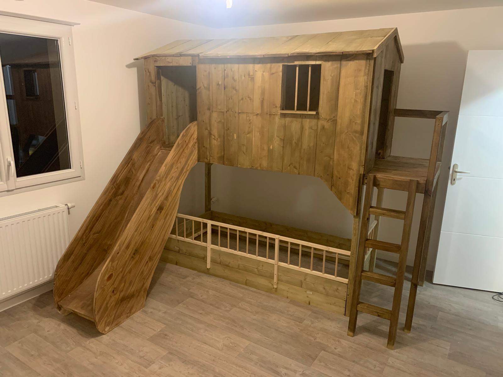 Cabane en bois avec toboggan intérieur.