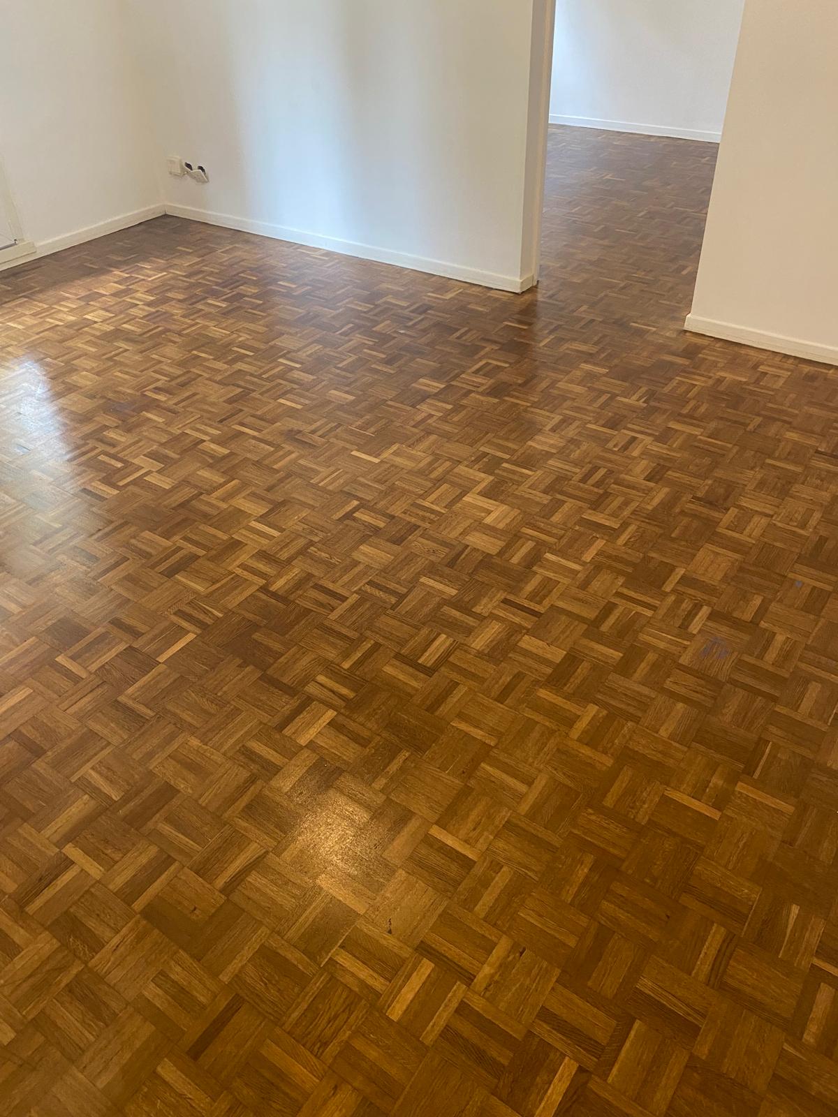 Parquet en mosaïque bois dans une pièce intérieure.