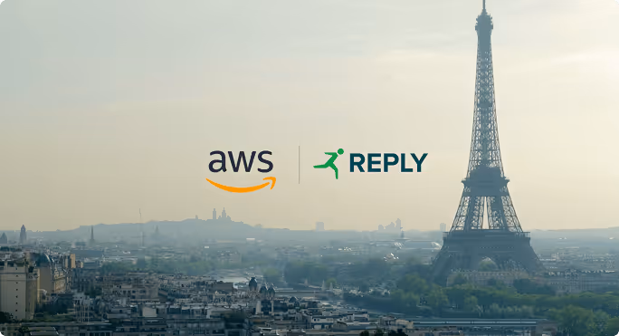 Vue panoramique de Paris avec la Tour Eiffel à droite et les logos AWS et Reply au centre.