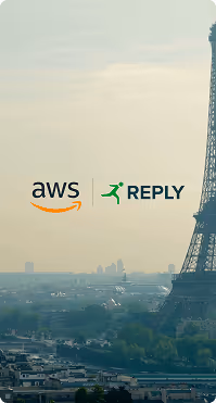 Vue partielle de la Tour Eiffel à Paris avec les logos AWS et Reply superposés.