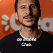 Homme souriant avec barbe portant un t-shirt noir devant un fond orange avec le texte « de Mobile Club ».