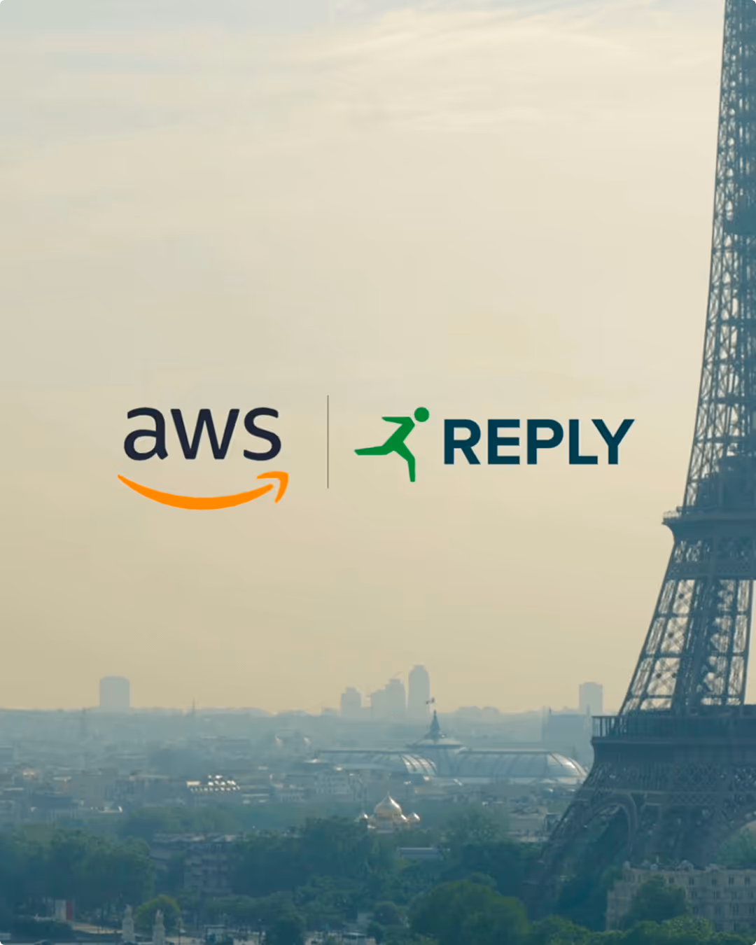 Logos AWS et Reply superposés sur un paysage urbain avec la tour Eiffel visible à droite.
