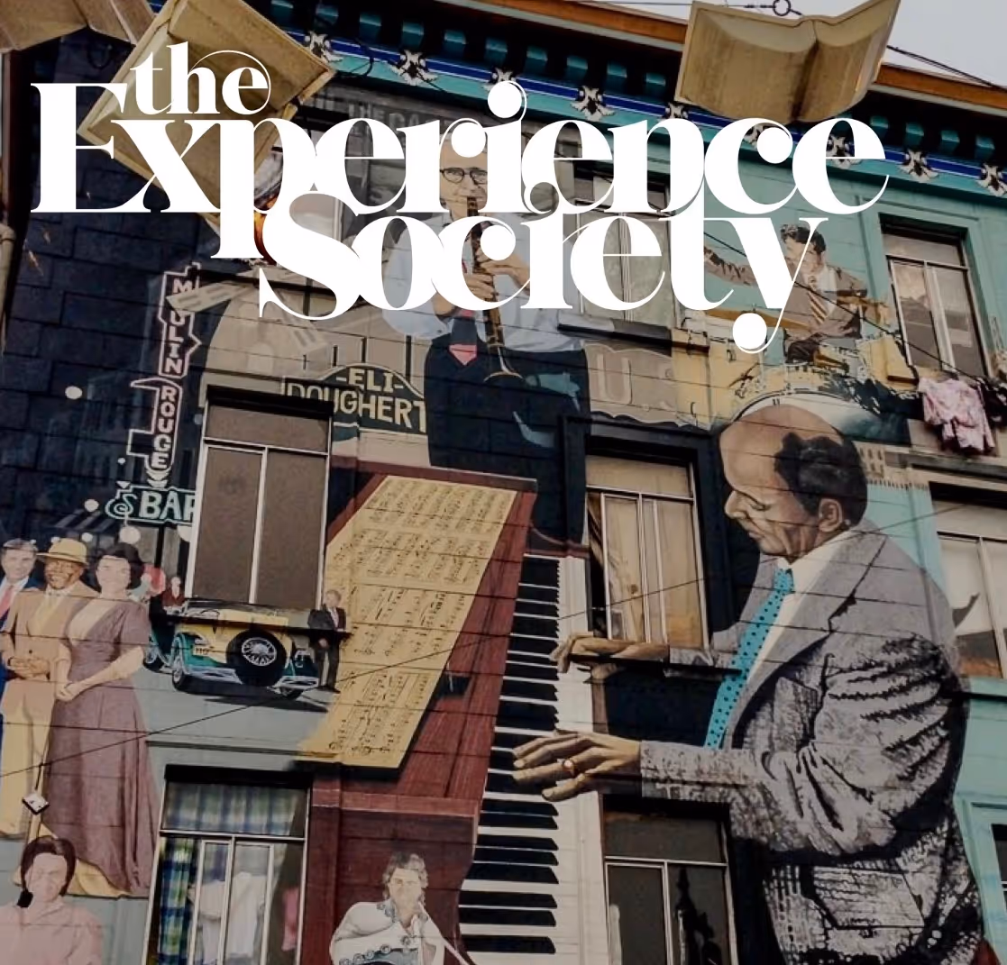 Muurschildering van een man die piano speelt met omliggende muzikanten en een groep mensen, met de tekst "the Experience Society" in wit overlay.