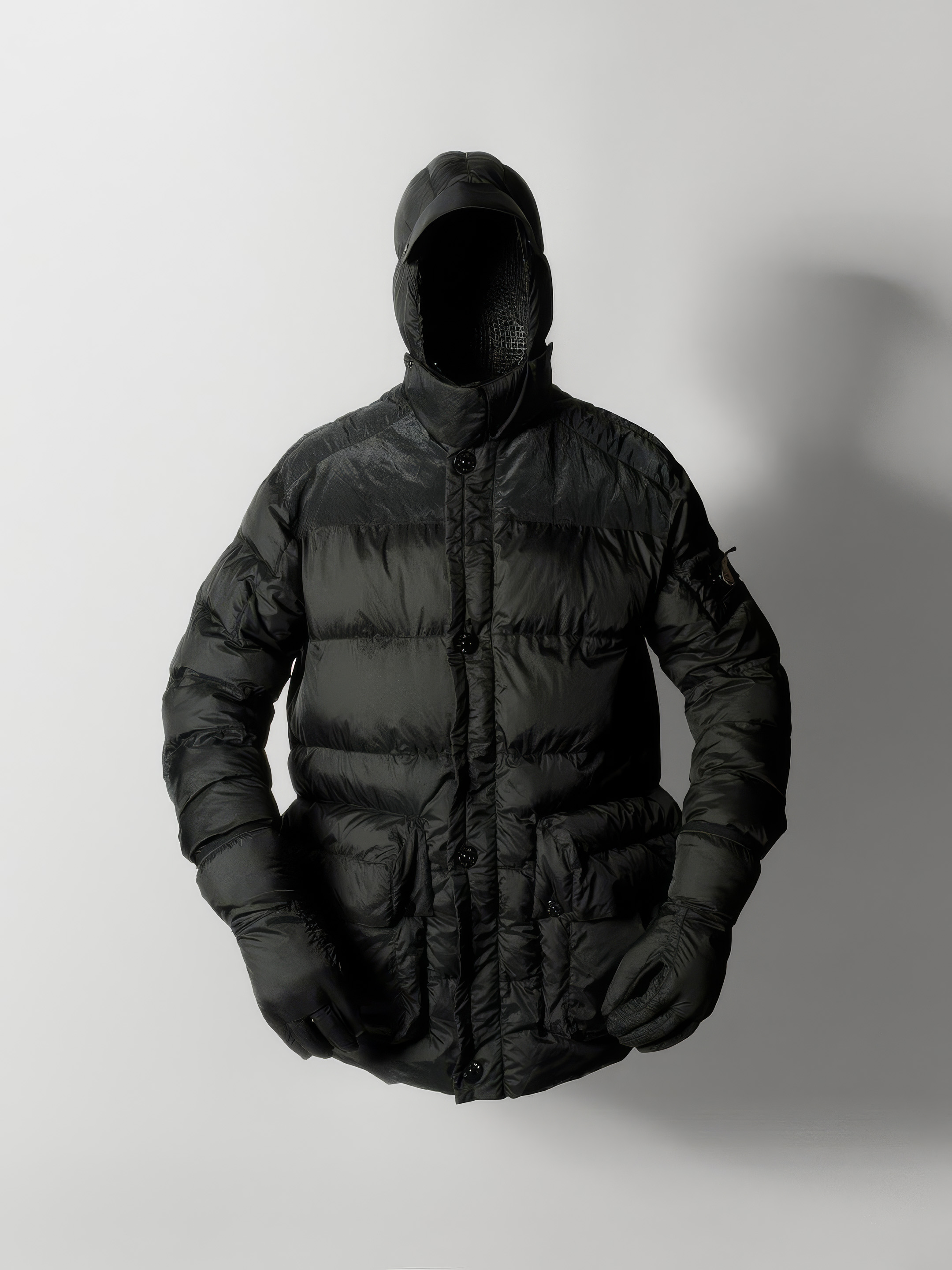 The proposition ended at the fingertips. Image Credit: Stone Island, Modular Anatomy down jacket with matching gloves, Autumn Winter ’008–’009. Designed by Aitor Throup. Courtesy Stone Island.