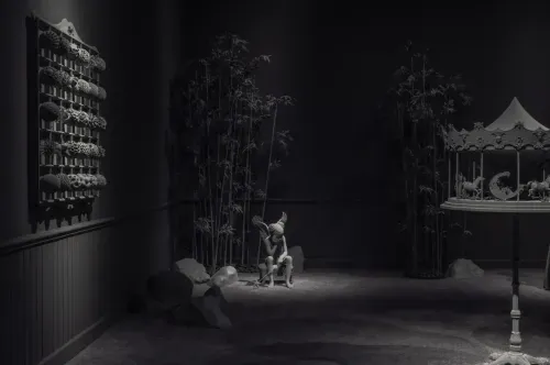 New York, 2024. Pull back: the angel and carousel now seen separately in Brussels were gathered here into one environment. The objects remain; their relations change. Image Credit: Hans Op de Beeck, Whispered Tales. Photo: Dominique Provost.