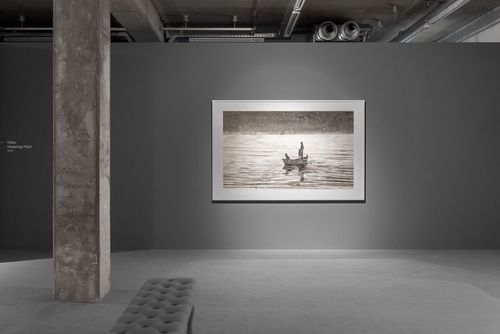 The watercolour opens the distance again. A boat and its occupants remain suspended across the water, their world emphatically elsewhere. Image Credit: Hans Op de Beeck, The Family (Variation), 2026. Photo: Hugard & Vanoverschelde.
