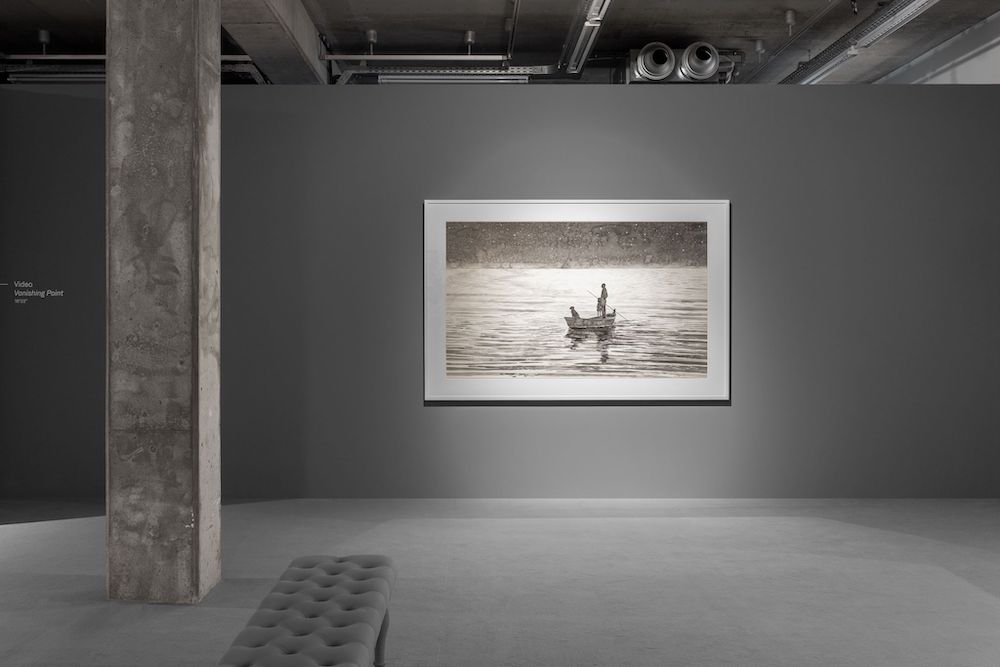 The watercolour opens the distance again. A boat and its occupants remain suspended across the water, their world emphatically elsewhere. Image Credit: Hans Op de Beeck, The Family (Variation), 2026. Photo: Hugard & Vanoverschelde.