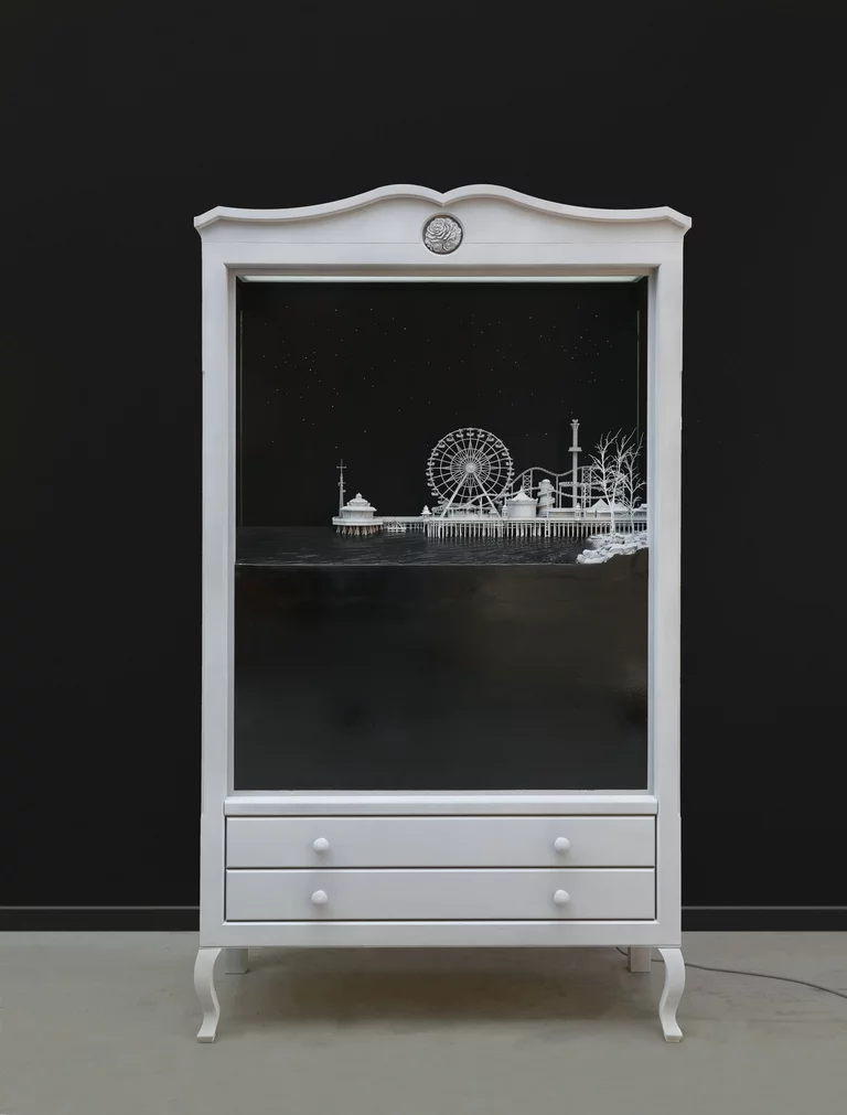 The pier returns in three dimensions. Pictorial distance is compressed into a cabinet; the imagined horizon becomes built and contained. Image Credit: Hans Op de Beeck, Wunderkammer (the Pier), 2024. Photo: Hugard & Vanoverschelde.