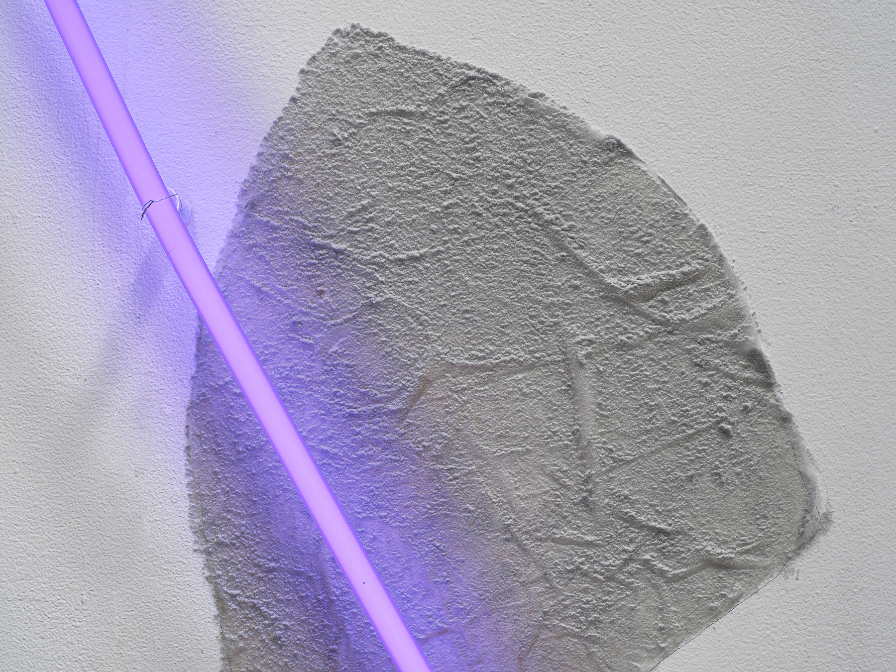 Violet's sheets are creased and folded where Cool White's lie pebbled and flat: the difference that is not a mirror. Image Credit: Arced Neon (Violet), 1968 (detail). Courtesy Estate of Keith Sonnier and David Kordansky Gallery. Photo: Jeff McLane.