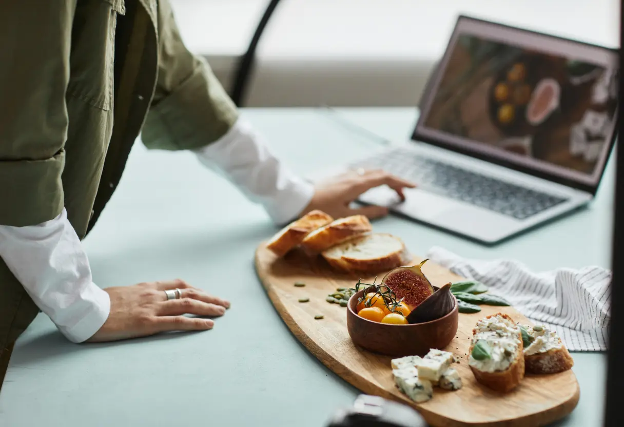 [interface] image of a computer showcasing educational software (for a edtech)