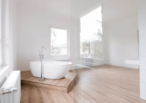 Badezimmer mit freistehender Badewanne