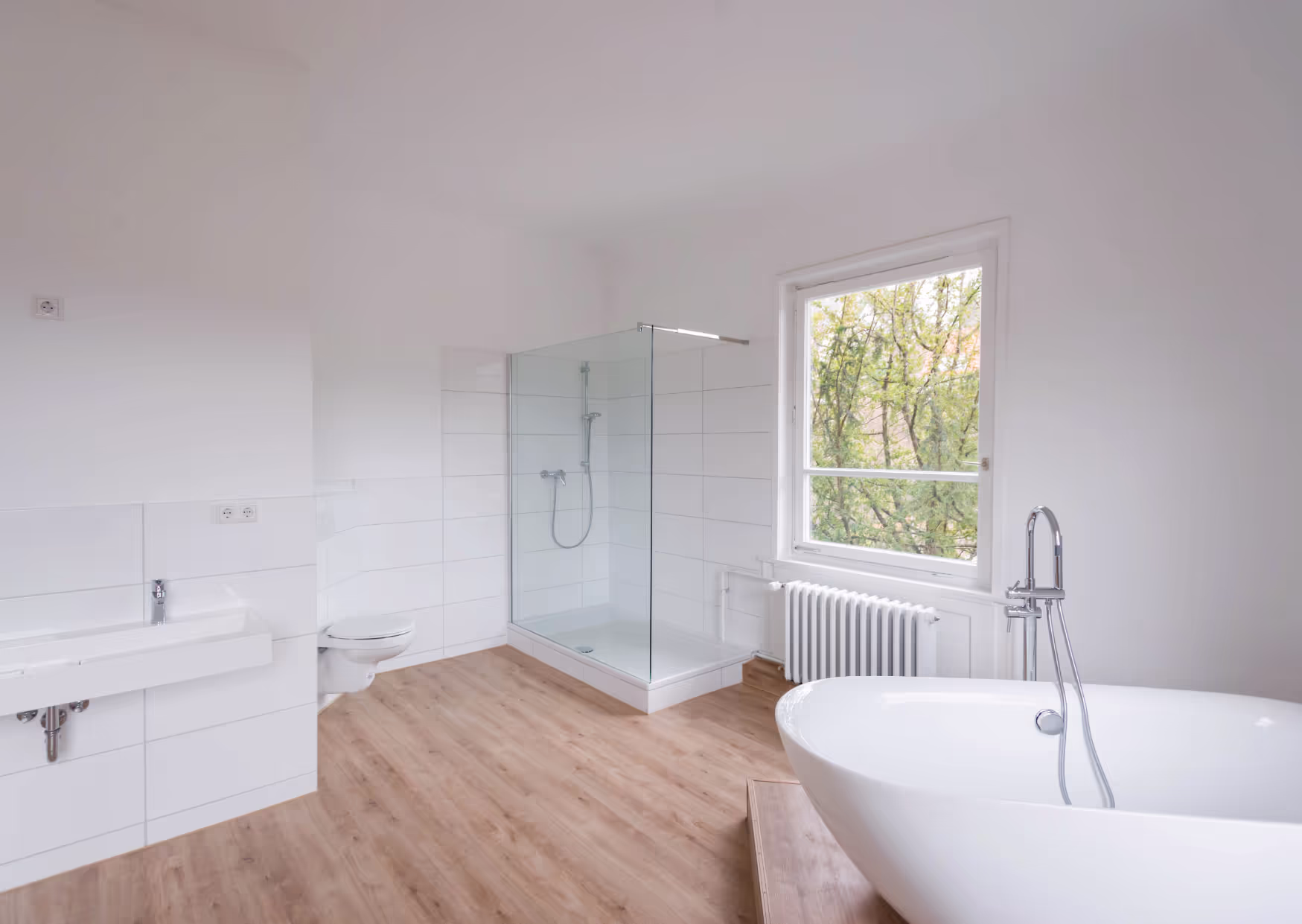 Badezimmer mit freistehender Badewanne und Dusche