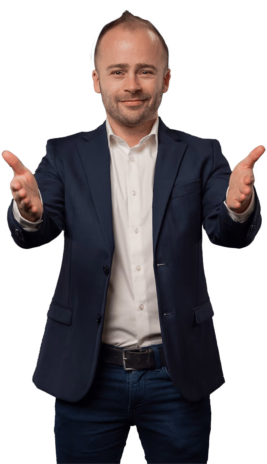 Muž v tmavě modrém saka a bílé košili s otevřenýma rukama v objetí.