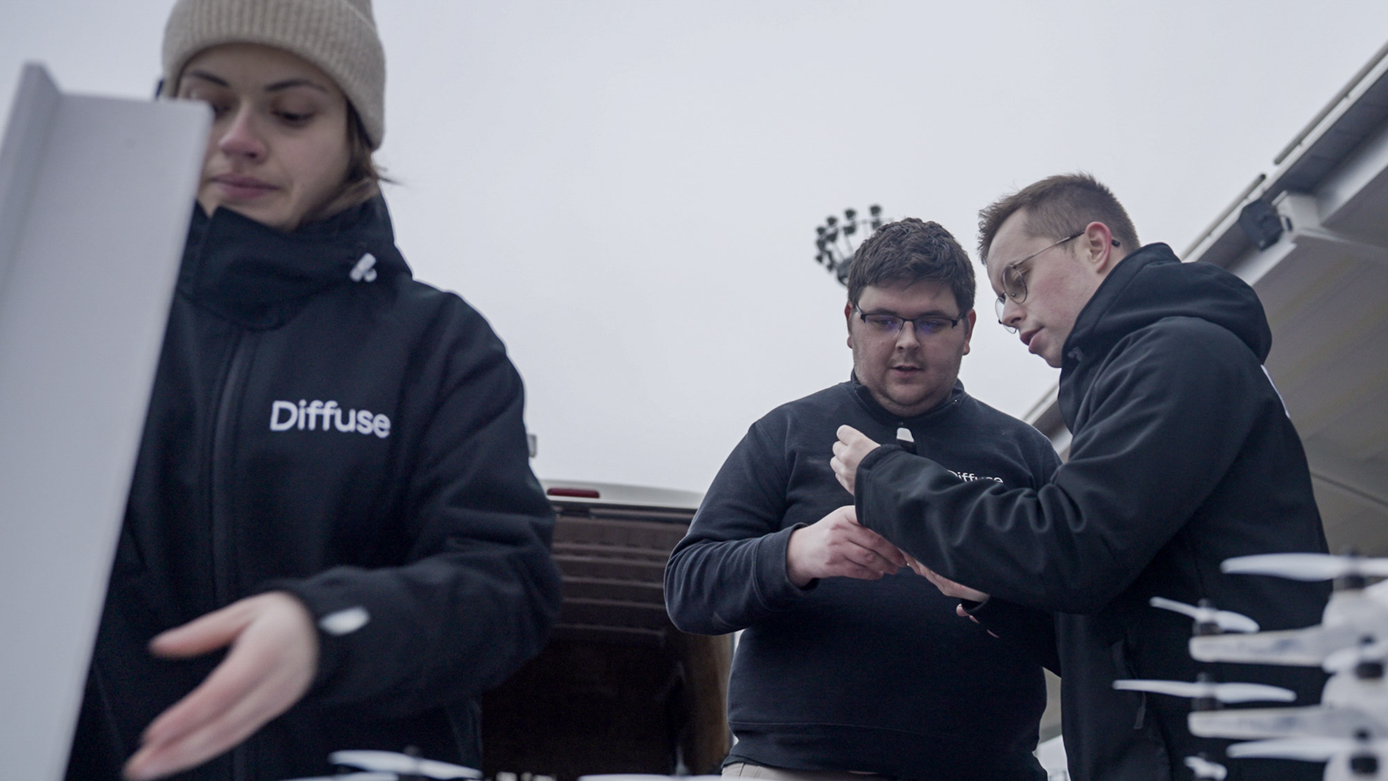 L'équipe technique de Diffuse en préparation d'un spectacle de drone