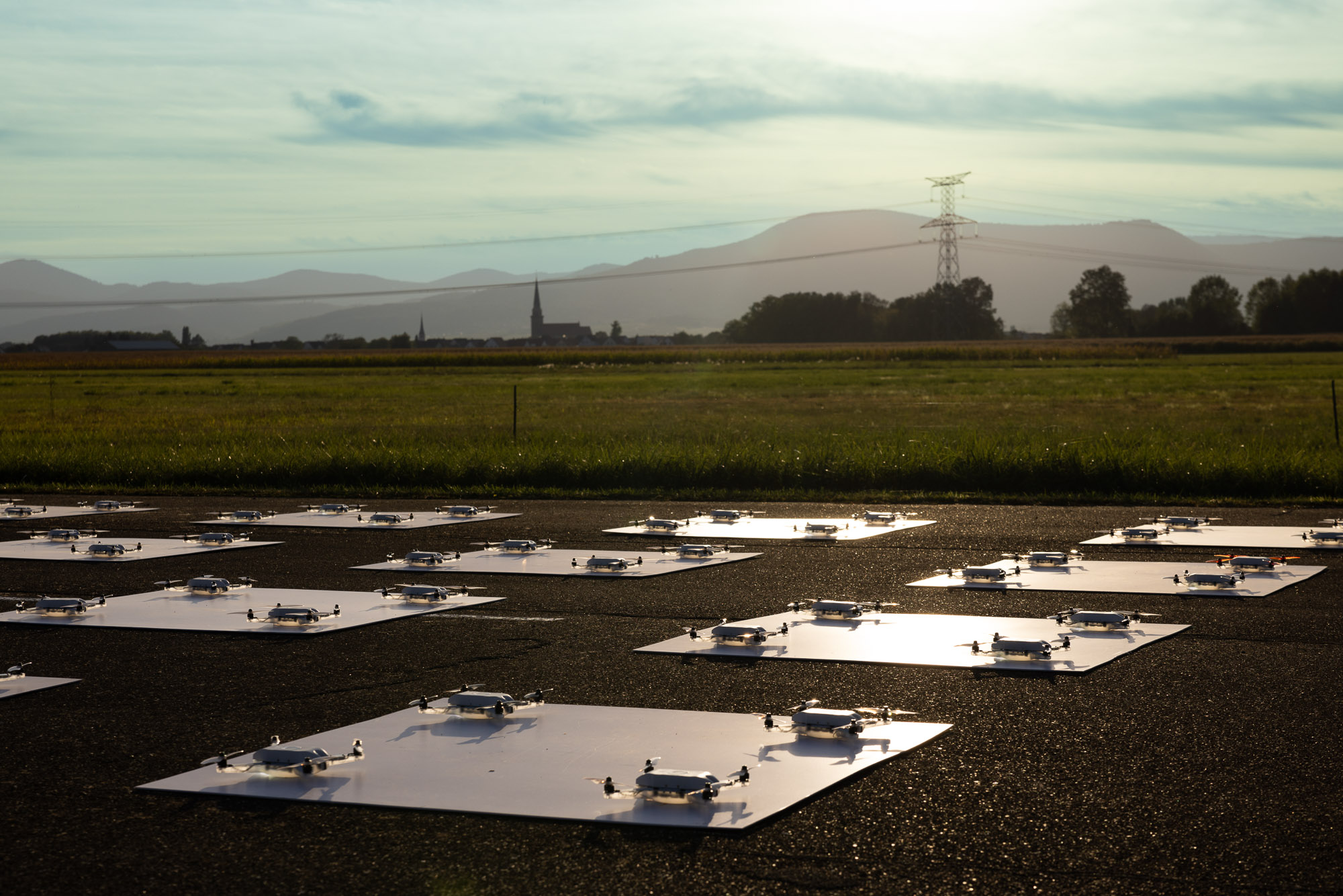 Des drones posés au sol en attente d'un décollage