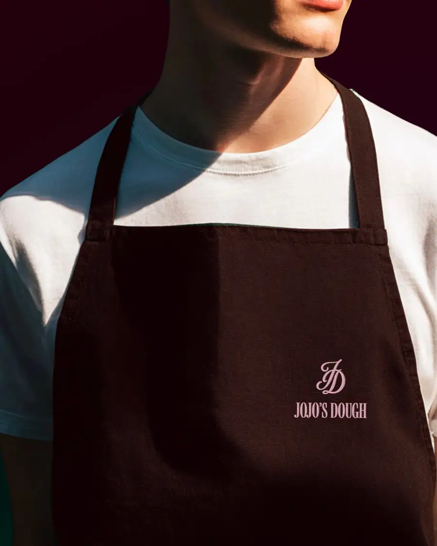 Tablier de cuisine avec logo Jojo’s Dough porté par un membre de l’équipe, issu d’un projet de branding food