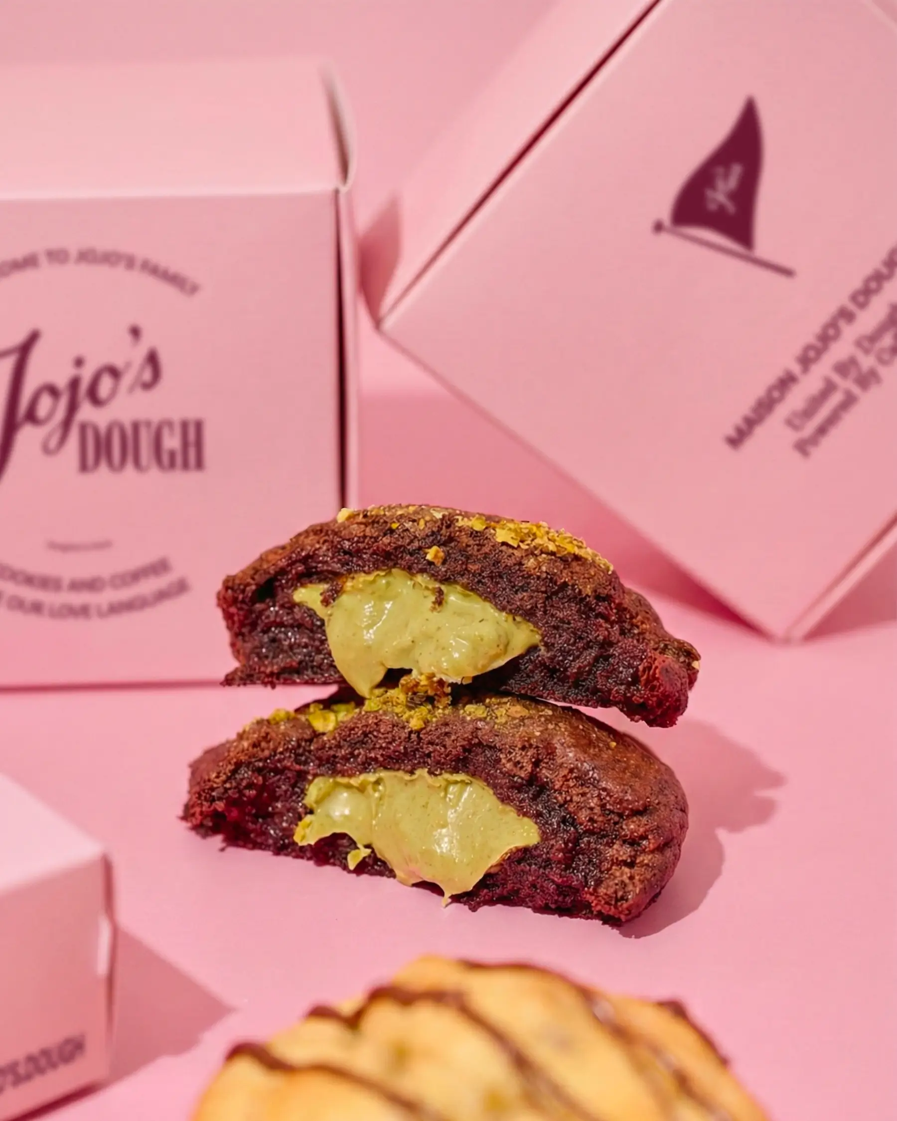 Packaging et identité visuelle pour Jojo's Dough, une marque de cookies, conçus par Gros Studio