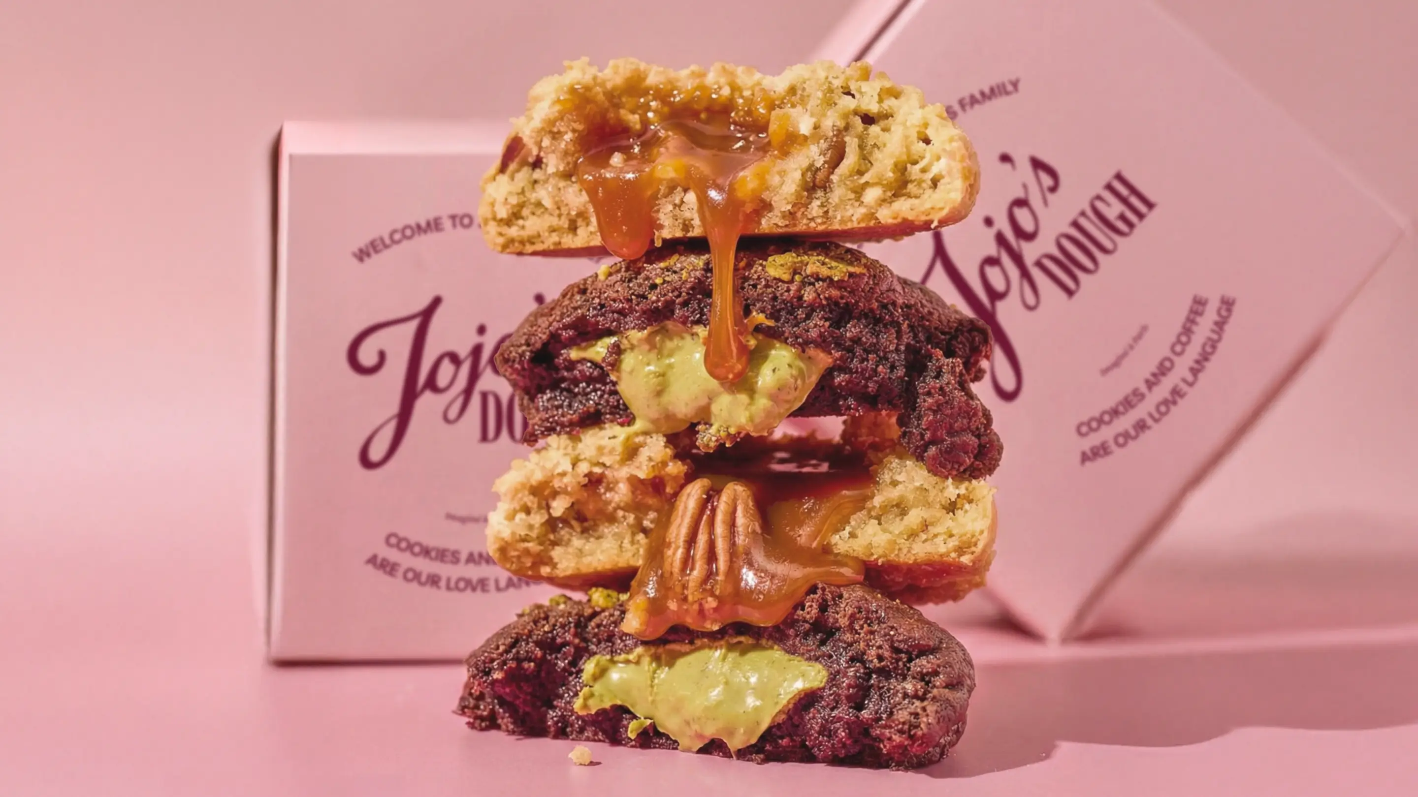 Cookies au cœur fondant mis en scène avec un packaging rose pour une marque de cookies