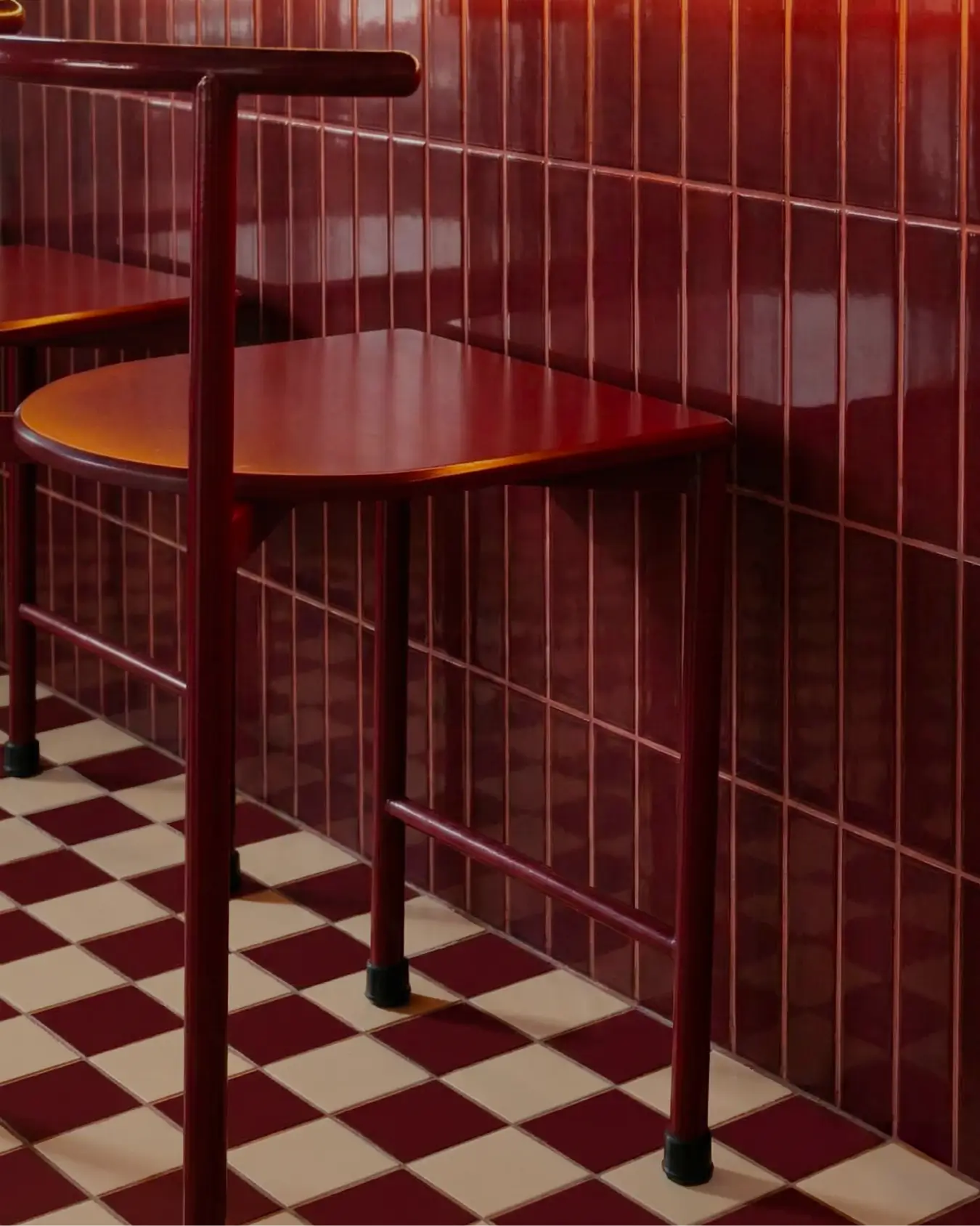 Aménagement intérieur de restaurant avec mobilier sur mesure, réalisé par Gros Studio