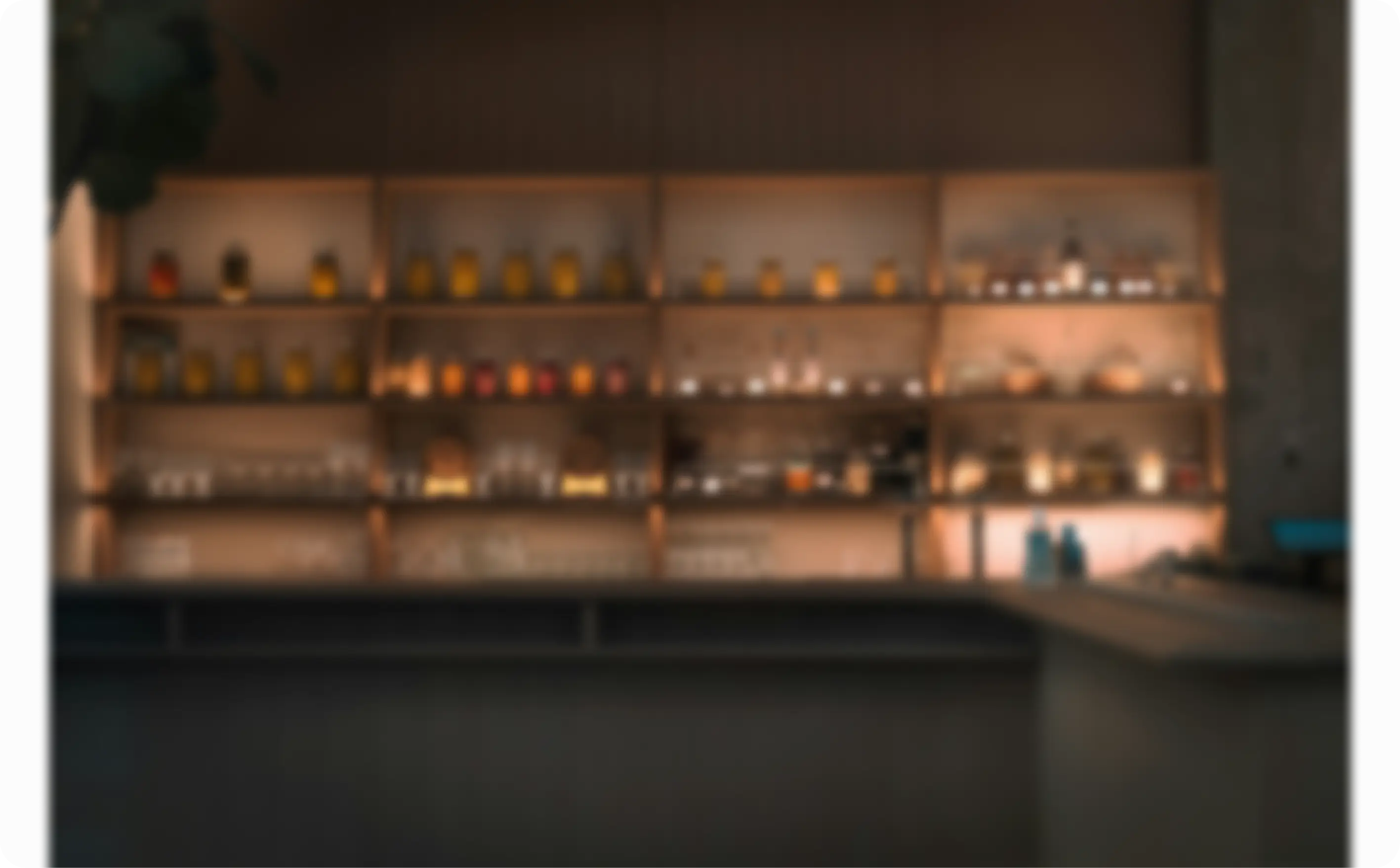 Ambiance de restaurant design avec projets de branding et d’architecture signés Gros Studio