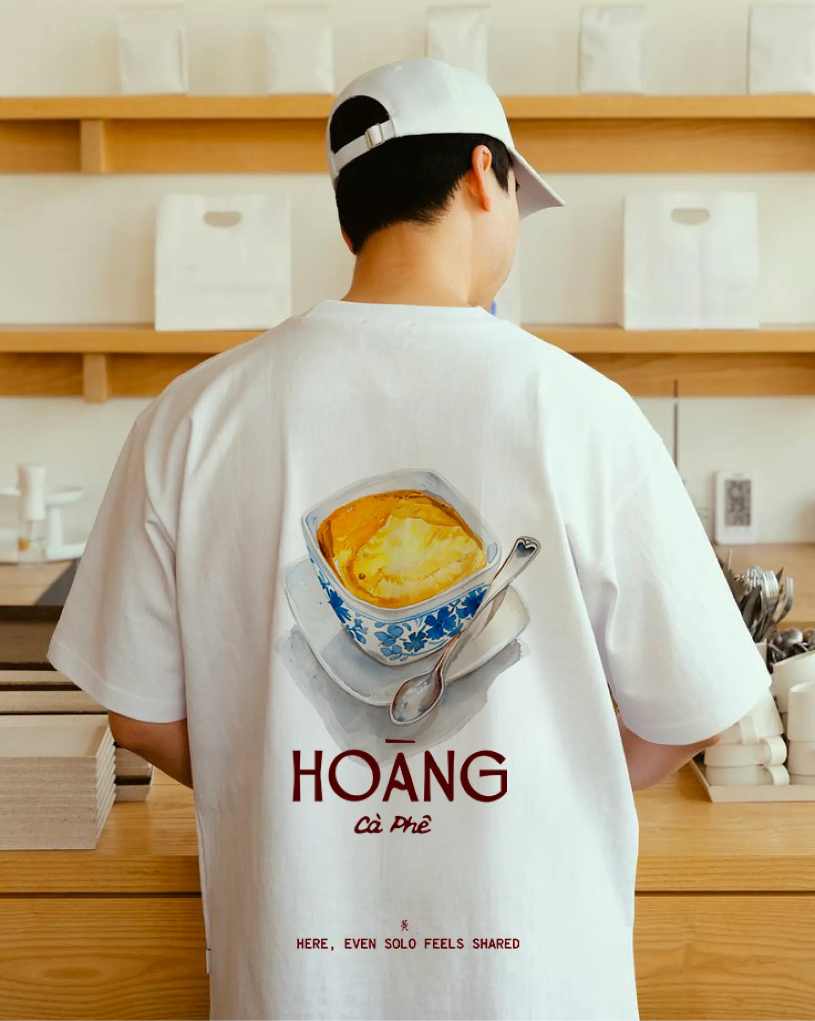 T-shirt illustré porté par un membre de l’équipe dans un projet de branding pour un coffee shop