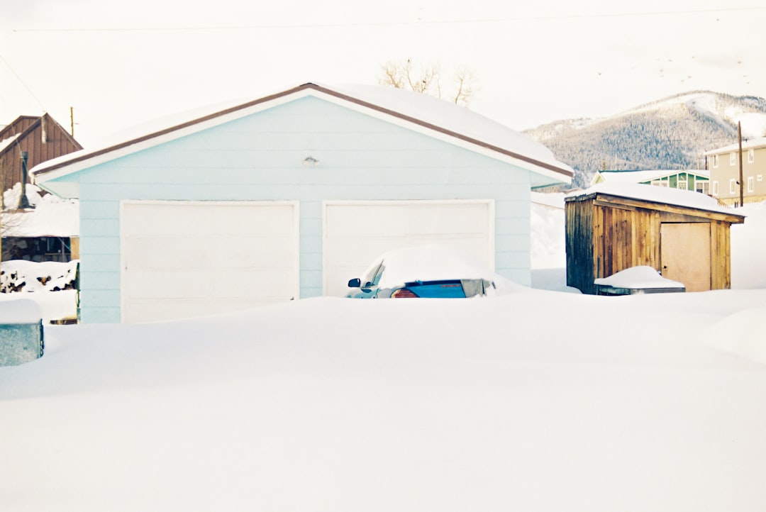 Infographic showing the heat pump refrigeration cycle for heating and cooling modes in Colorado