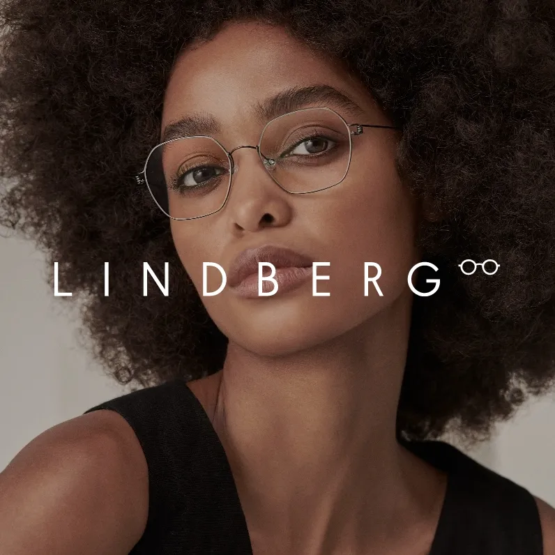 Markenbild Lindberg. Frau mit lockigem Afrohaar trägt eine dünne, eckige Brille und schwarzen ärmellosen Oberteil, überlagert vom Lindberg Logo.
