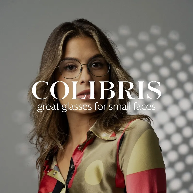 Markenbild Colibris. Frau mit Brille und gemusterter Bluse vor grauem Hintergrund mit Lichtmuster, darüber der Schriftzug ‚COLIBRIS great glasses for small faces‘.