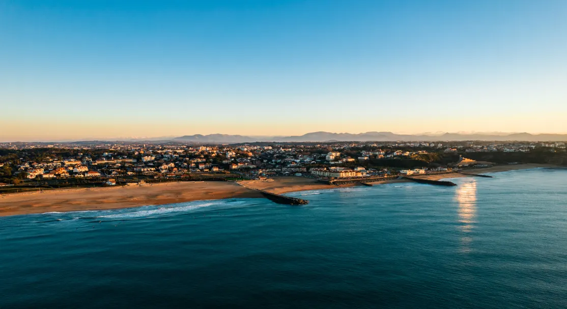 Vue aérienne du front de mer d’Anglet avec plage, jetée et océan au coucher du soleil