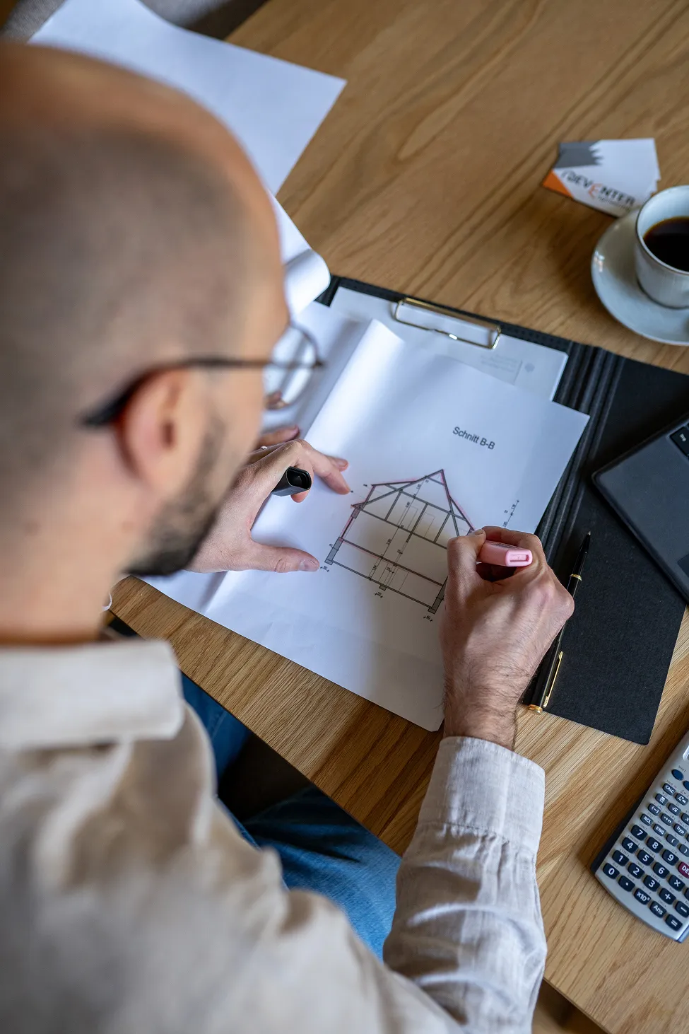 Planungsarbeit am Schreibtisch: Skizzen und Unterlagen zur Sanierung