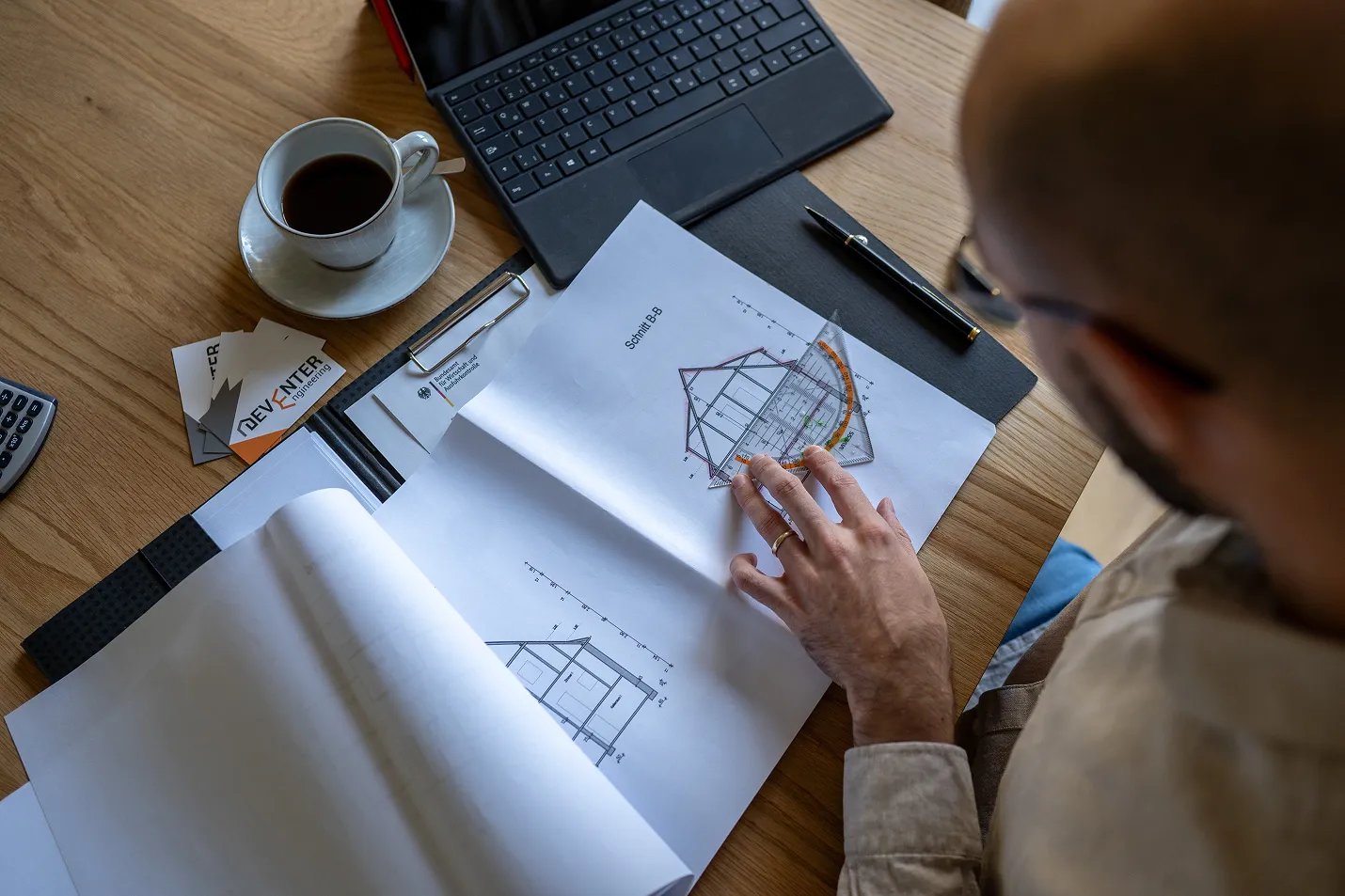 Energieberater plant Sanierungsmaßnahmen am Grundriss