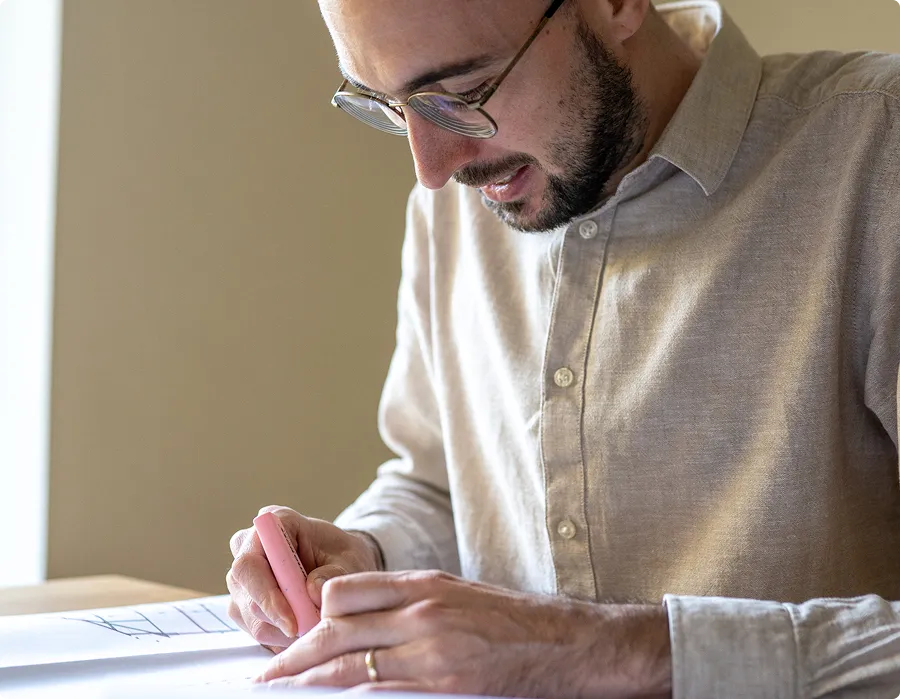 Fachplanung: Ingenieur prüft Unterlagen und notiert Maßnahmen