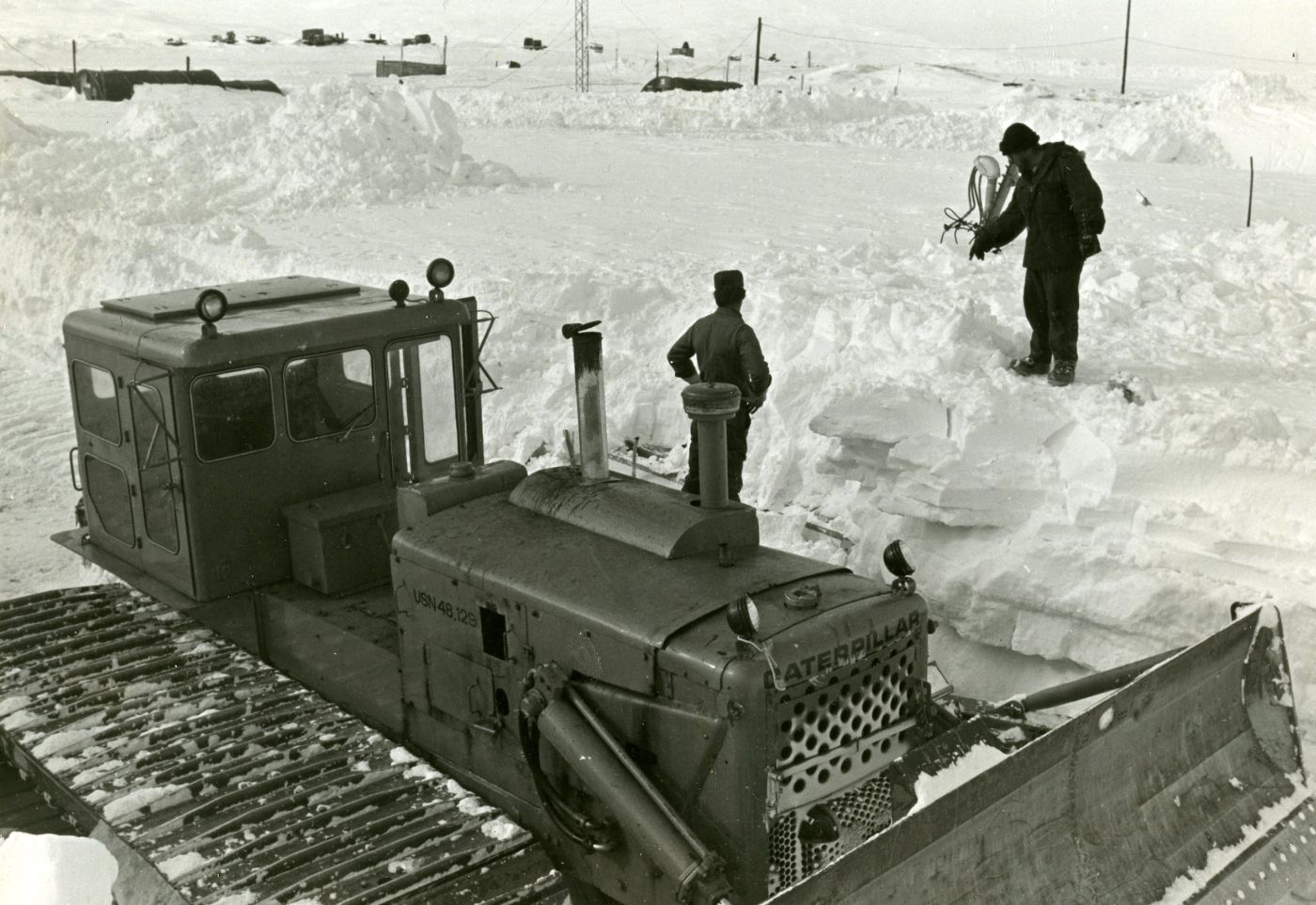 dozer Caterpillar se širokými pásy při operaci Deep Freeze