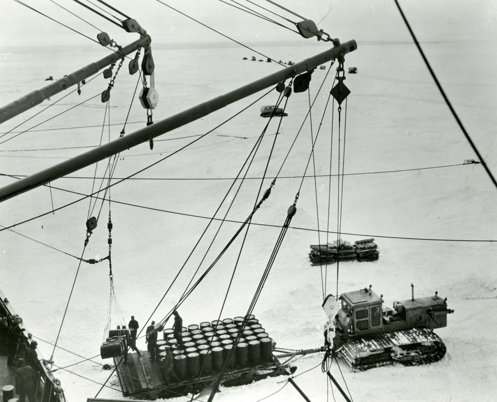 Zásobování polární expedice Deep Freeze, na snímku tažný stroj Caterpillar