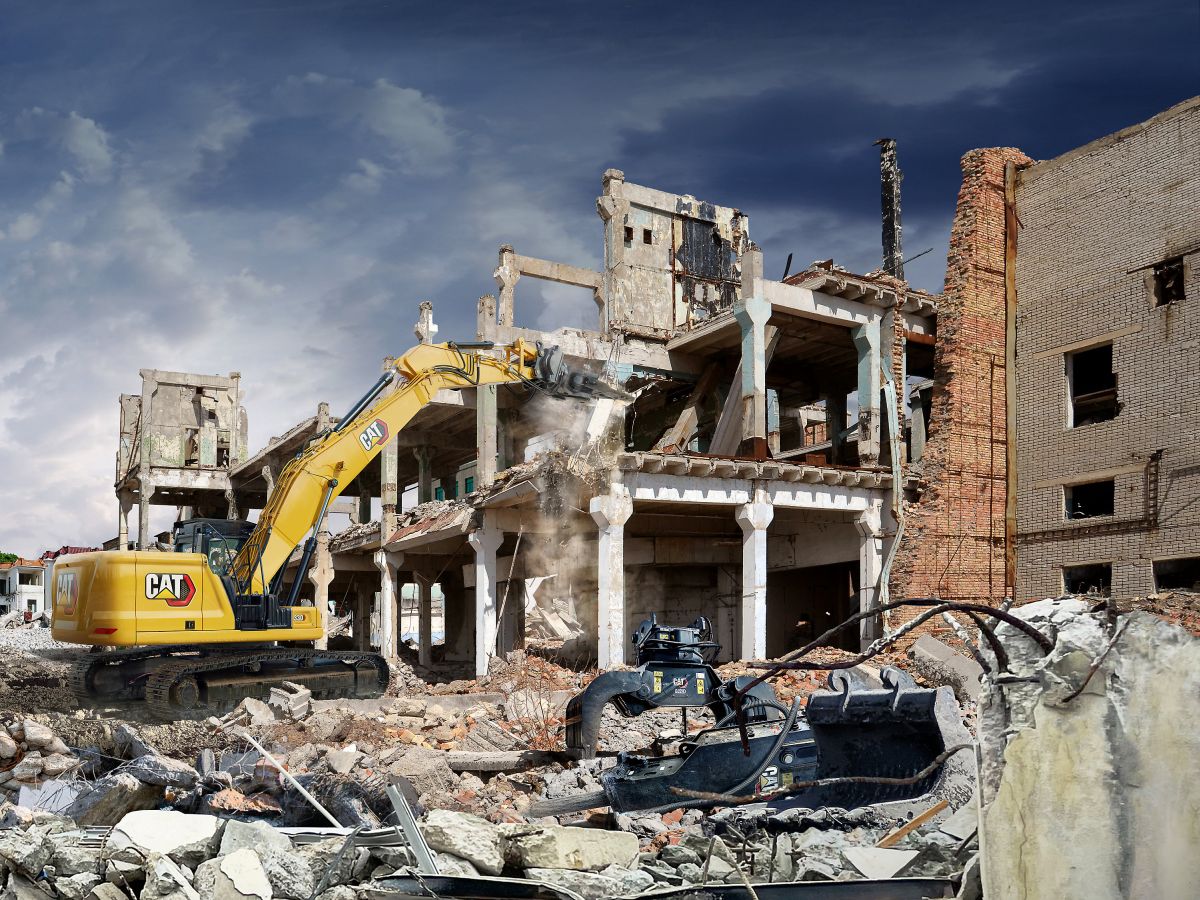 Demoliční rýpadlo Cat 330 při práci s hydraulickými nůžkami