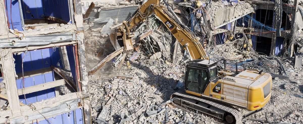 Pásové rýpadlo Cat 340 při likviaci suti