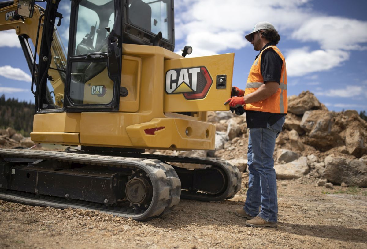 Snadno přístupné servisní body minirýpadla Cat 305 CR