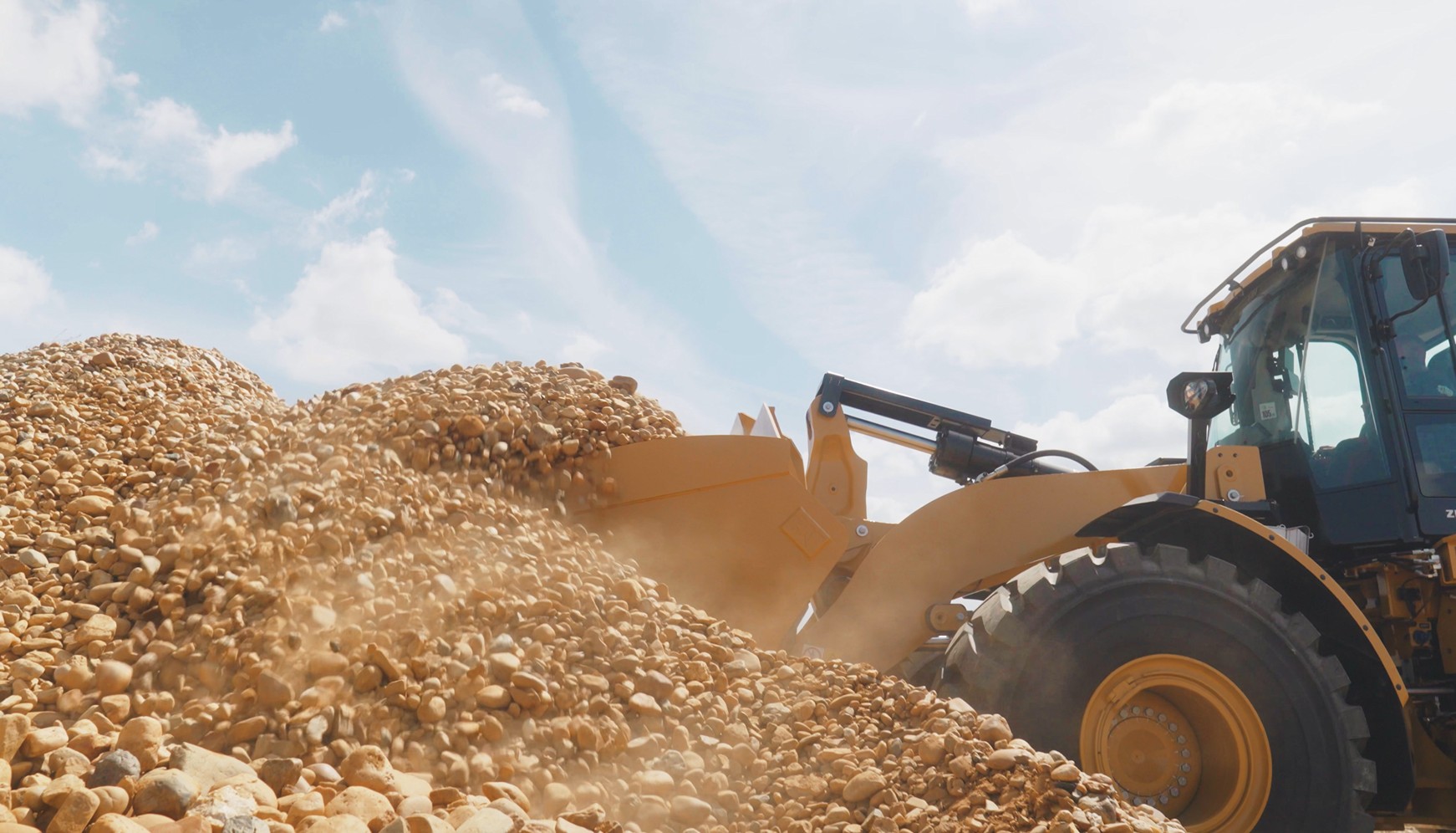 Nakladač Cat 966 XE s funkcemi Tip-off Assist, Auto Set Tires a Auto Dig