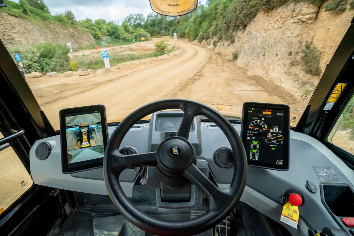Kabina dampru Cat 730 nové generace s moderními technologiemi