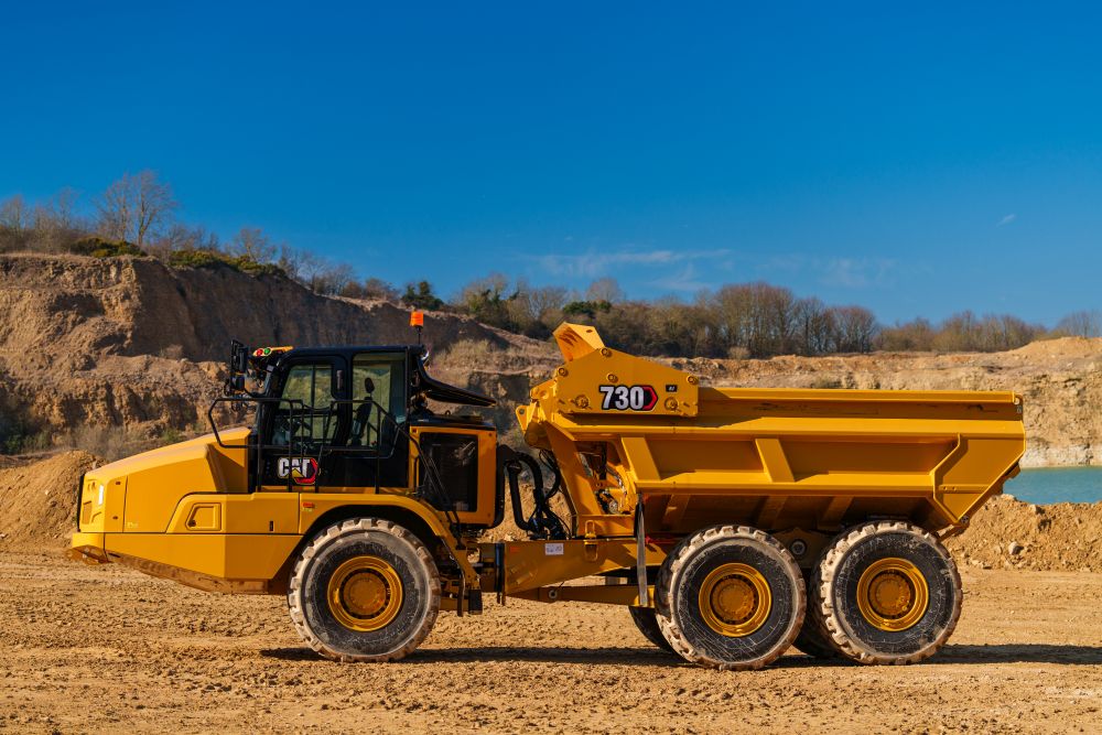 Nový kloubový dampr Cat 730 vybavený sadou moderních technologí