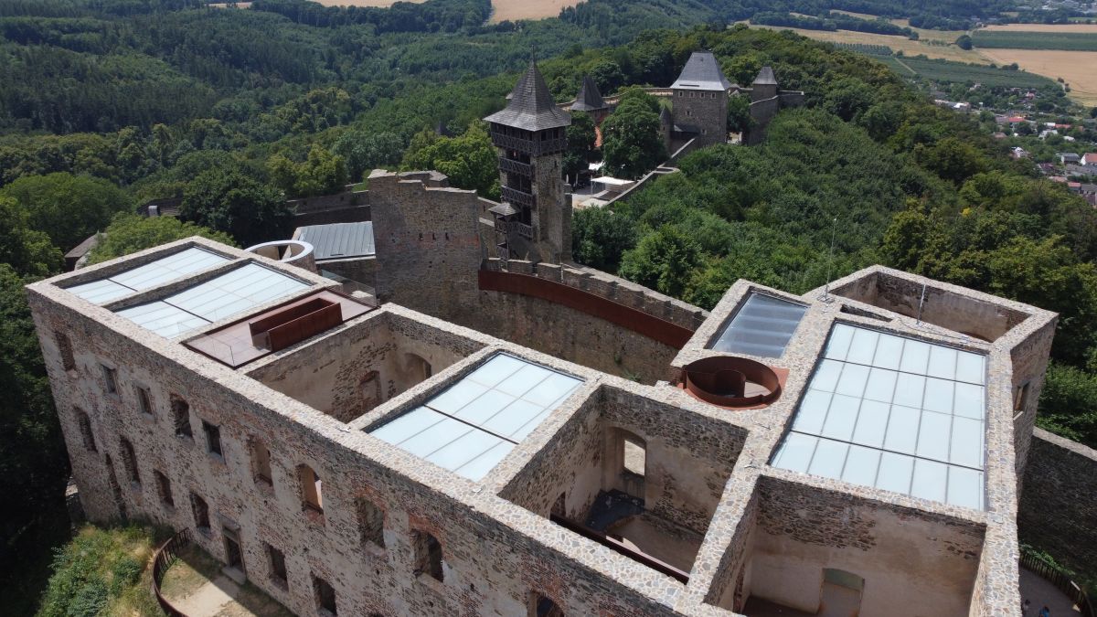 Moderní prvky ze skla a kortenu doplňují historické konstrukce rekonstruovaného paláce hradu Helfštýn.