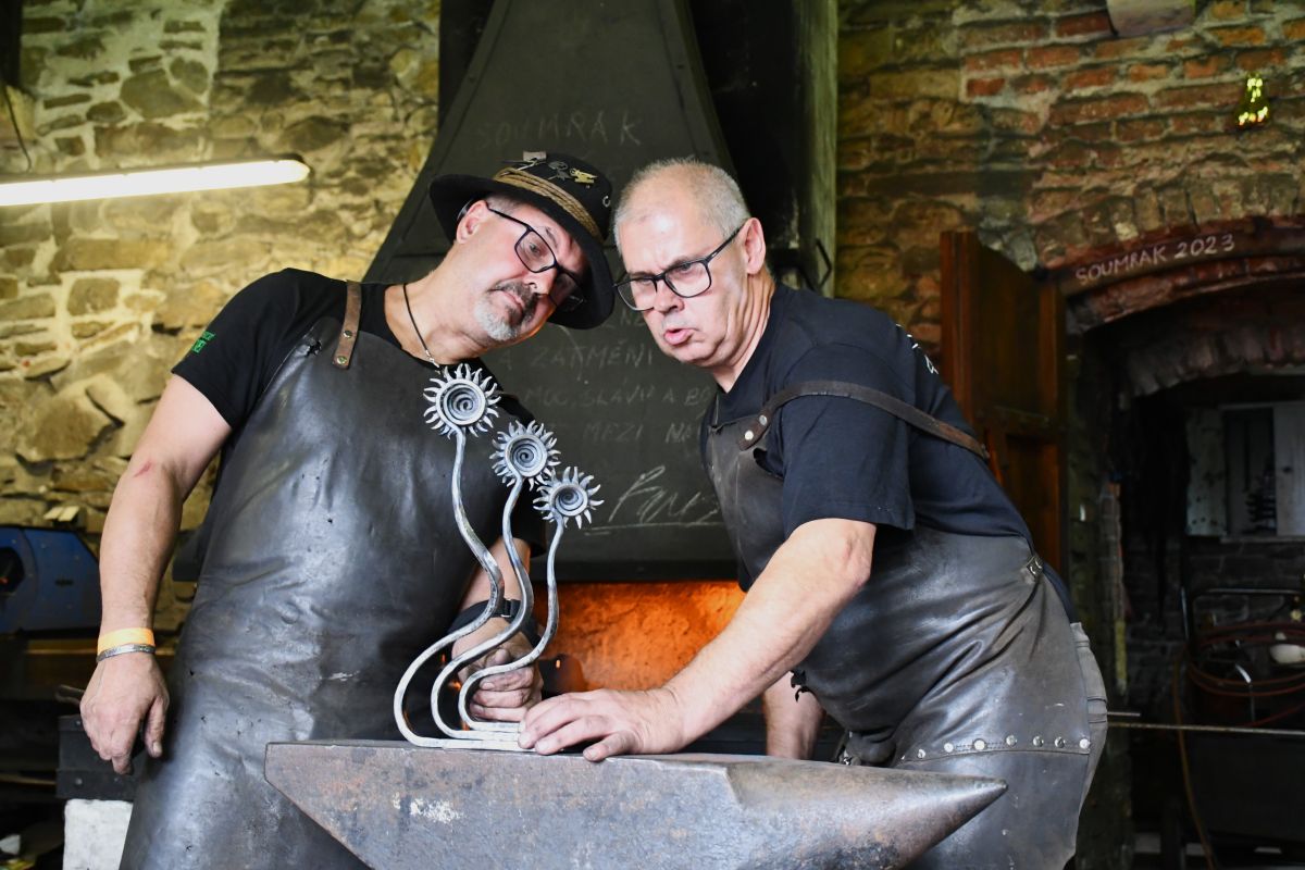 Festival Hefaiston láká na Helfštýn umělecké kováře z celého světa