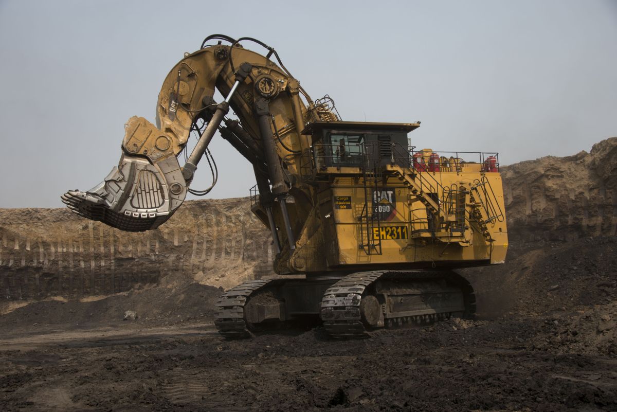Hydraulické důlní rýpadlo Cat 6090 FS v akci